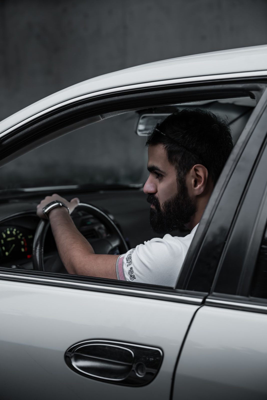 Motorista dirigindo, visto pela janela do carro