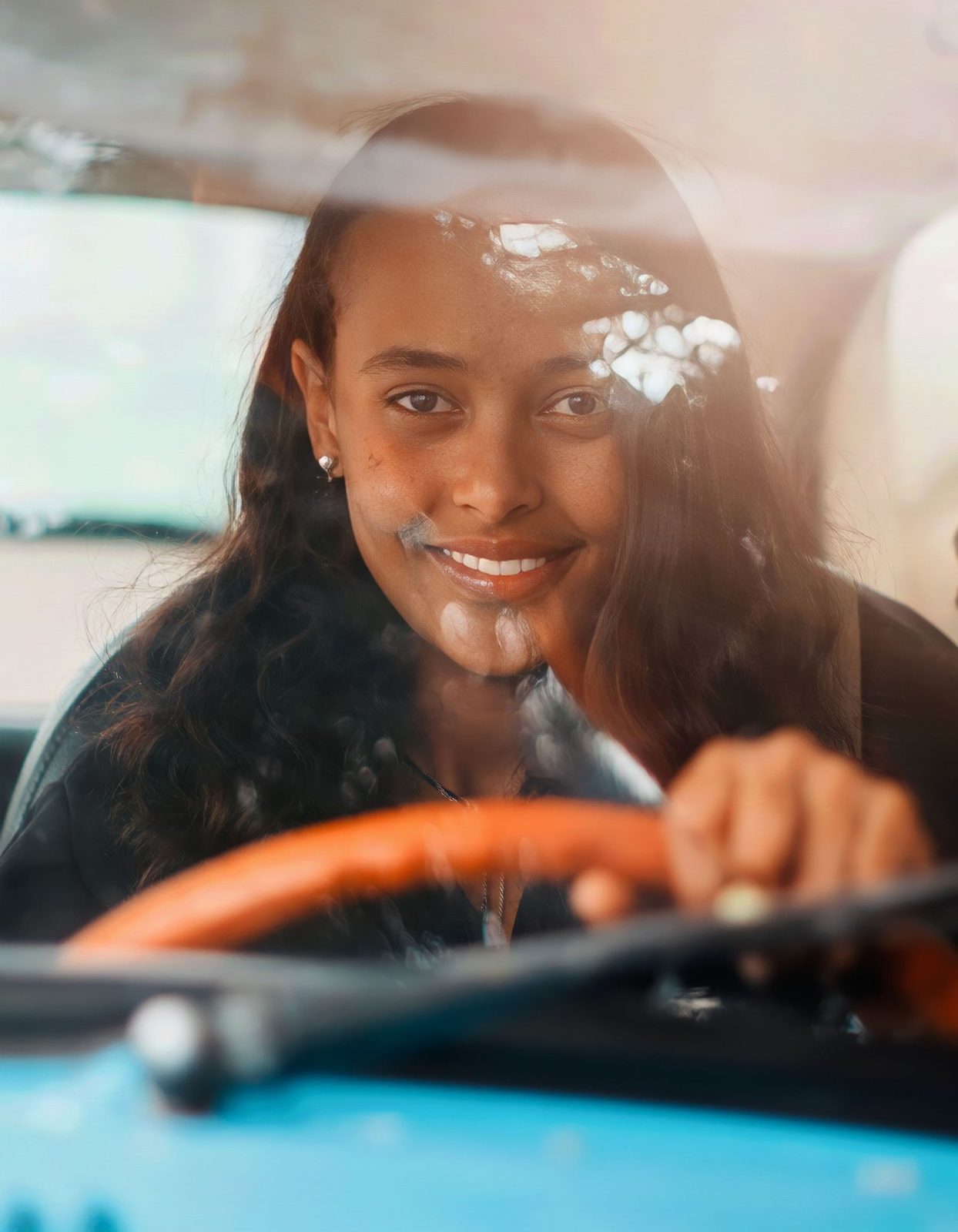 Motorista sorrindo ao volante