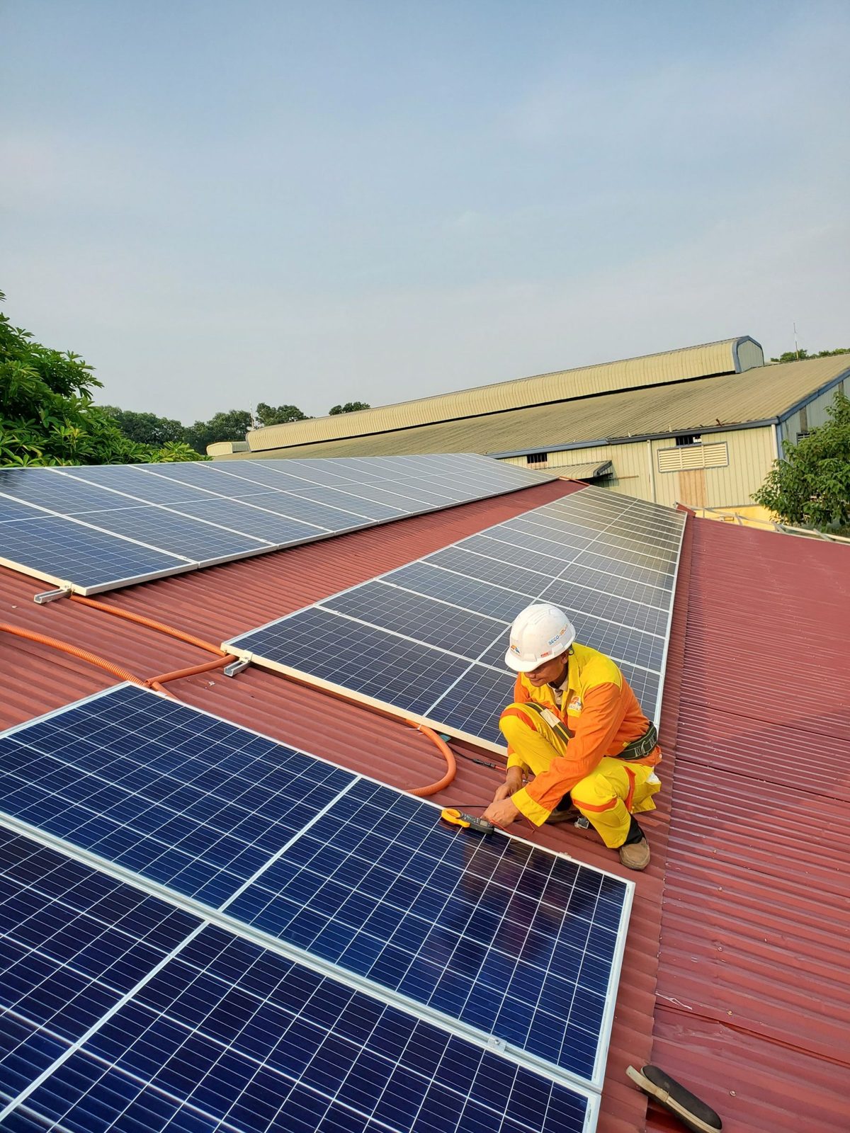 Técnico instalando placas solares num telhado